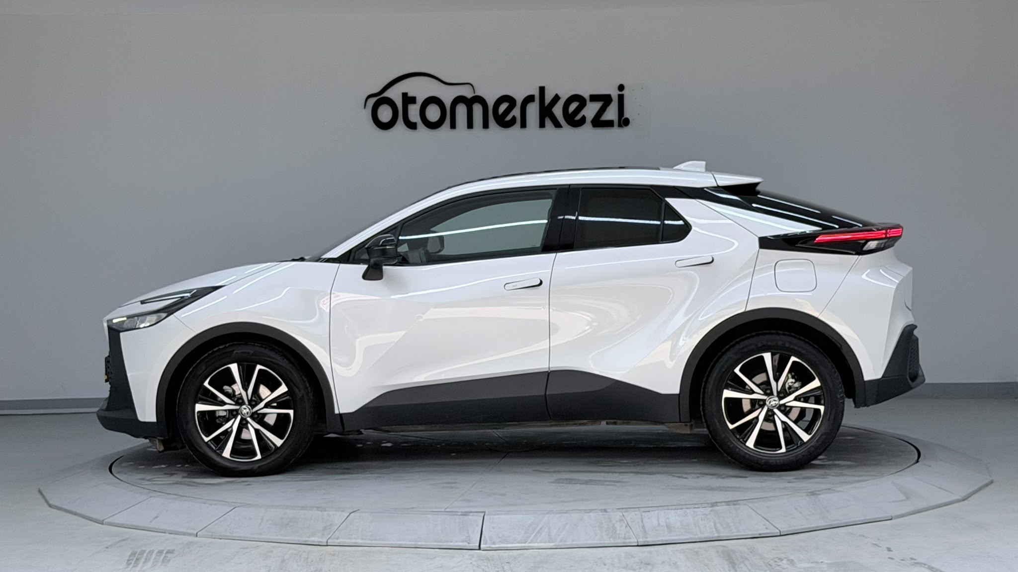 TOYOTA C-HR 4